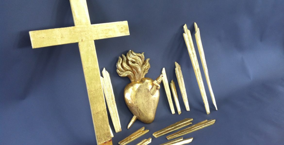Dorado de los elementos del frontón del retablo de Fort de Plasne, Francia
