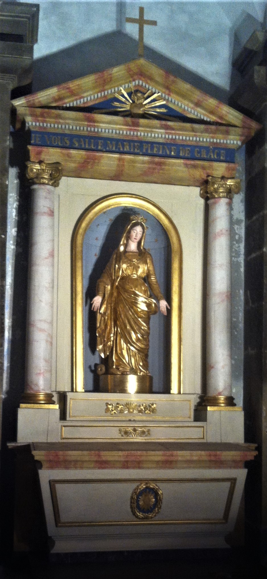 Dorado de los elementos del frontón del retablo de Fort de Plasne, Francia