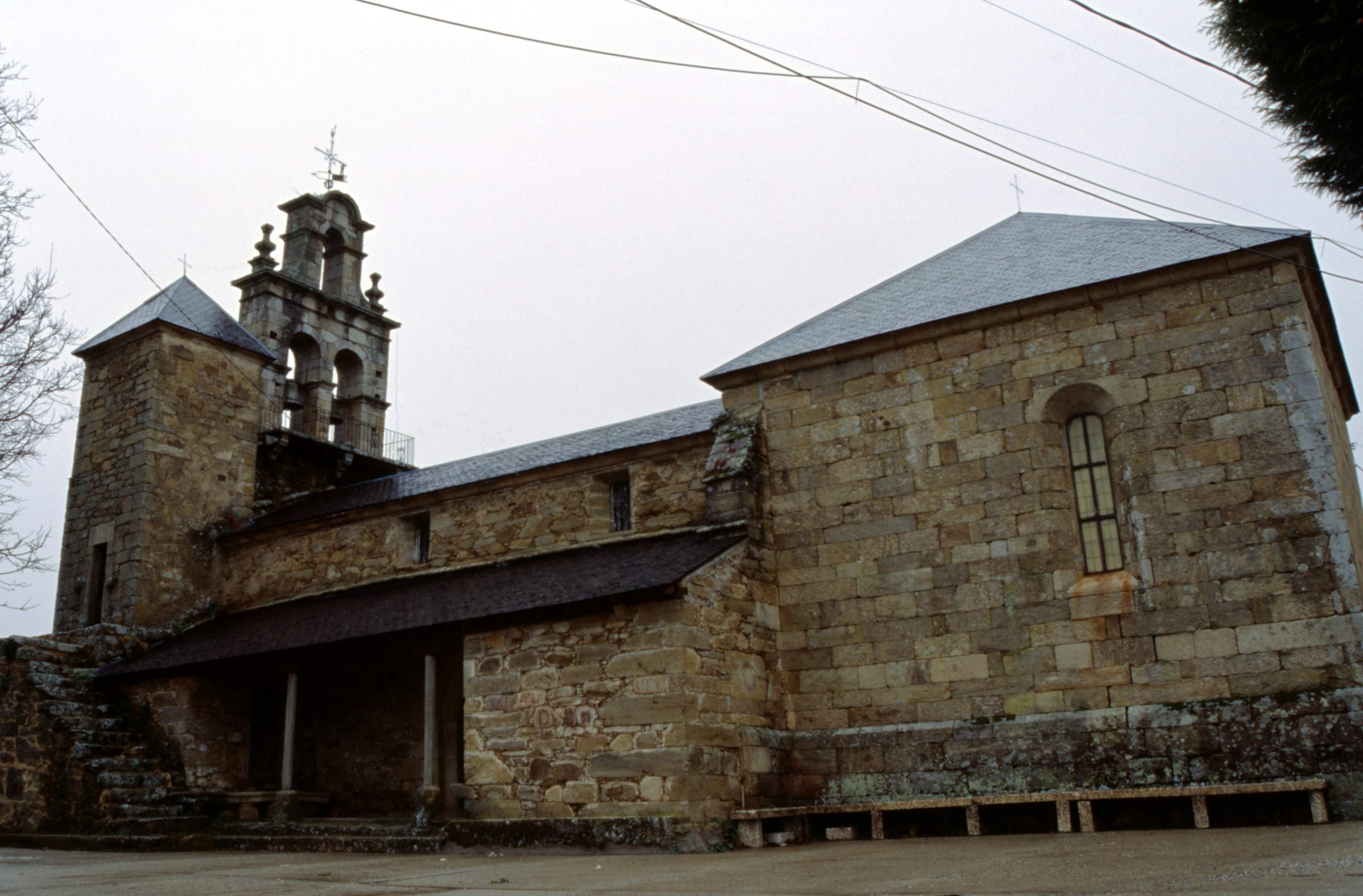 Trabajos de conservación y restauración de la techumbre en madera policromada de la Iglesia de Paramio, Zamora, España