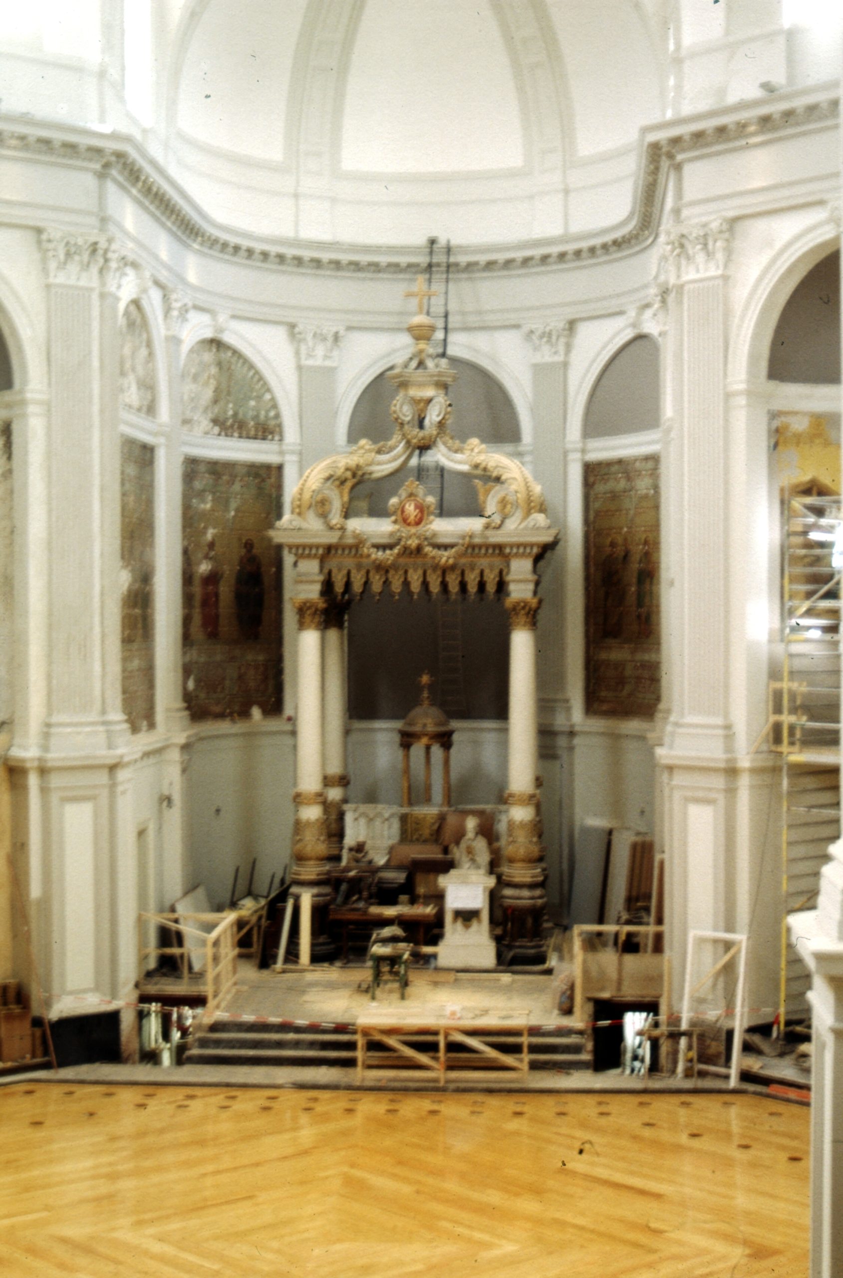Eliminación de repintes de la pintura decorativa de la Iglesia De Duif, Amsterdam, Paises Bajos